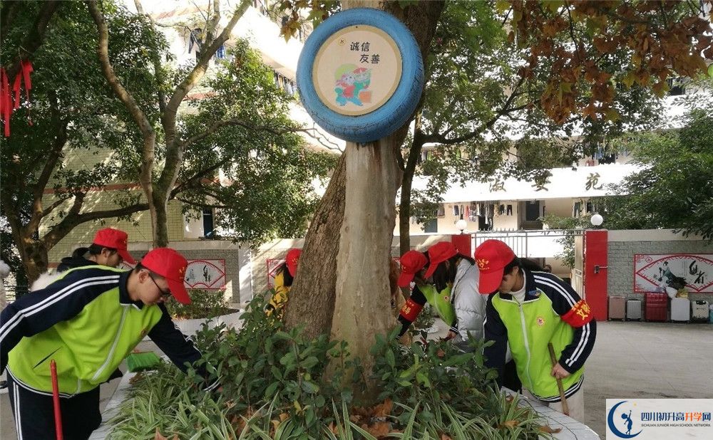 養(yǎng)馬中學(xué)一學(xué)期的學(xué)費(fèi)是多少？