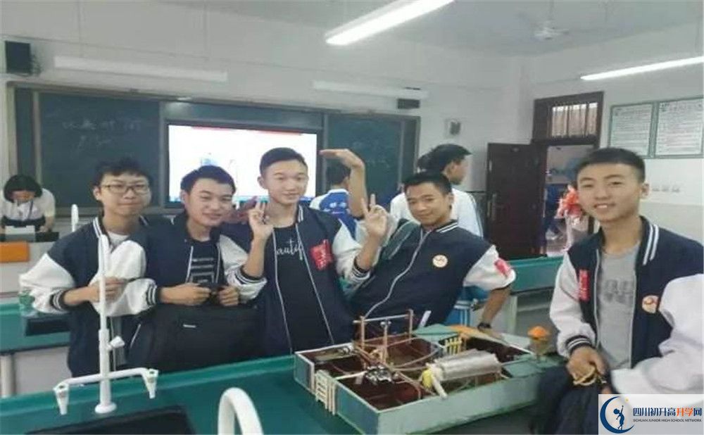 賈家中學(xué)一學(xué)期的學(xué)費是多少？
