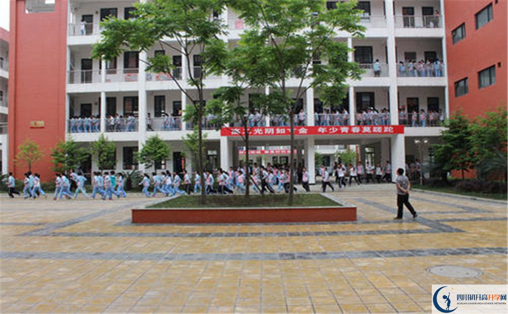 金堂中學(xué)的學(xué)費(fèi)一期是多少？
