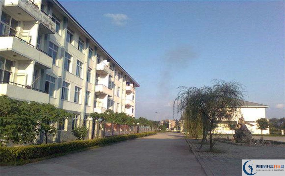 淮口中學(xué)的學(xué)費(fèi)一期是多少？