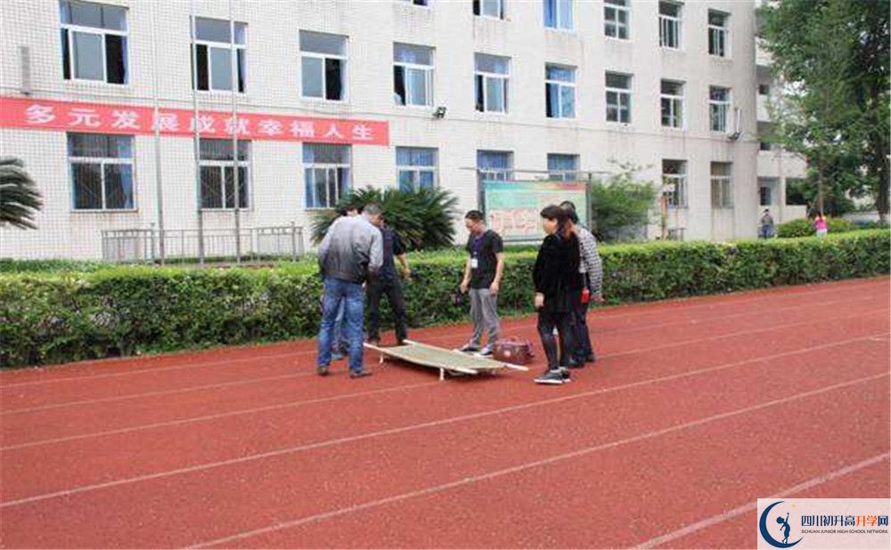 近幾年洛帶中學(xué)高中錄取的分數(shù)線是多少？