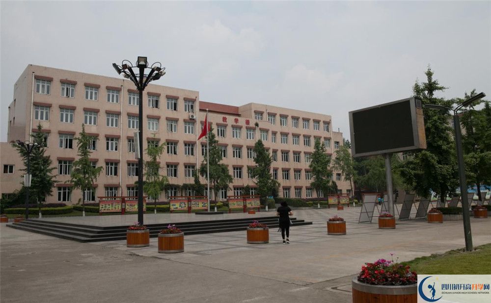 成都市華陽中學(xué)2020年清華北大人數(shù)是多少？					