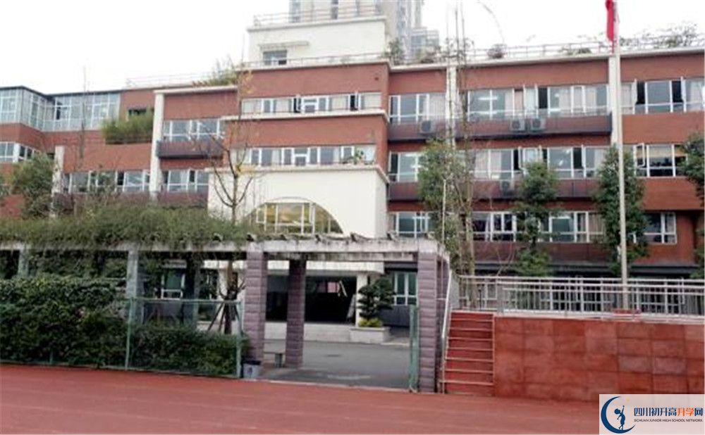 成都七中八一學(xué)校的住宿費(fèi)用是多少？