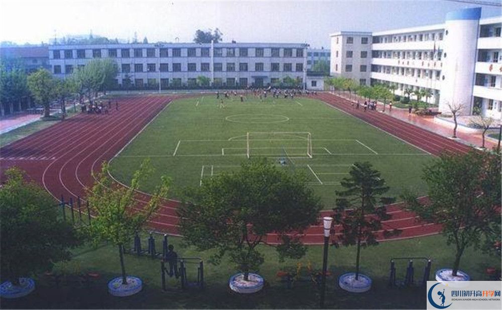 成都成飛中學(xué)住宿費用是多少錢？