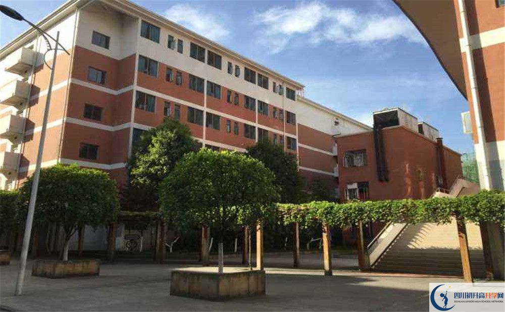 郫縣嘉祥外國語學校住宿費用是多少錢？