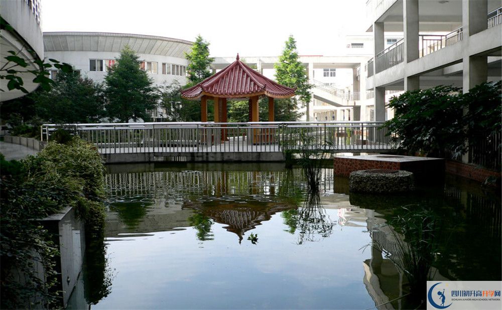 成都市龍泉中學(xué)住宿費用是多少？