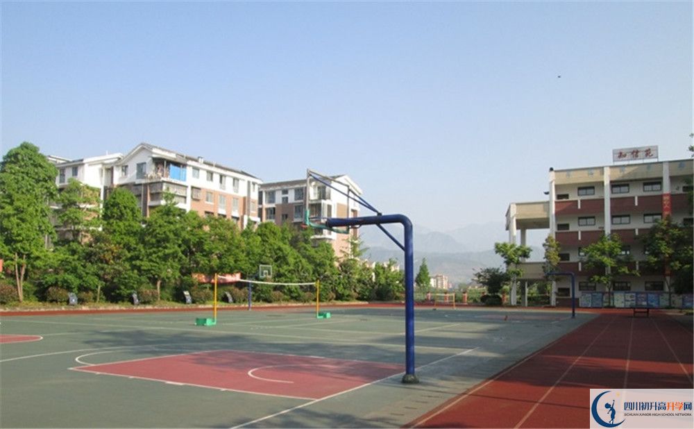 都江堰育才學(xué)校的高中住宿怎么樣？