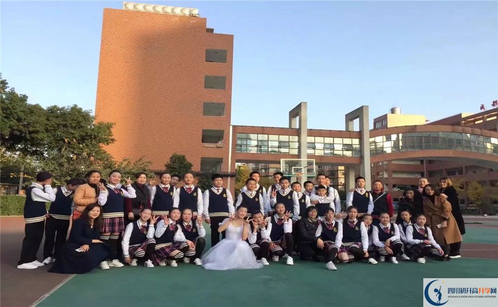 成都十二中（四川大學附屬中學）是私立收費嗎？