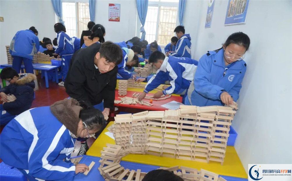 成都華西中學(xué)實驗班人數(shù)是多少？