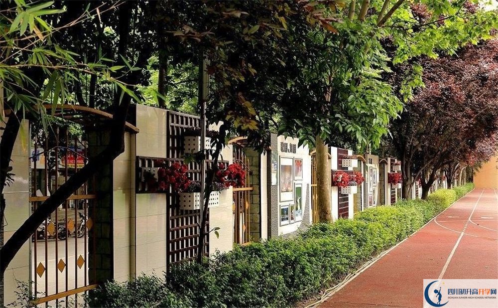 成都大學(xué)附屬中學(xué)實驗班學(xué)費貴嗎？
