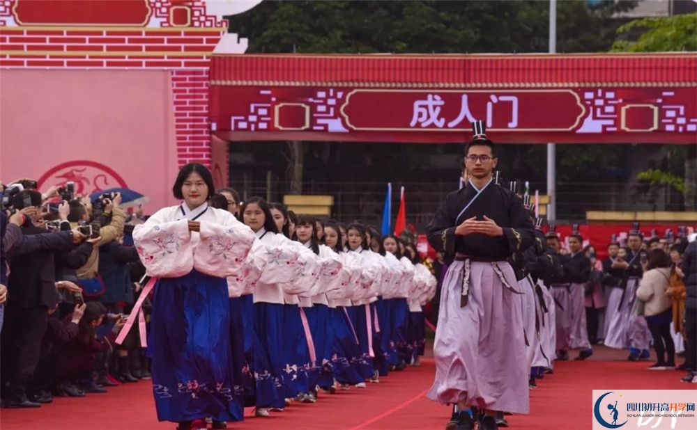 成都七中萬達(dá)學(xué)校在校學(xué)生總?cè)藬?shù)是多少？