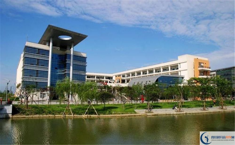 西南交通大學(xué)附屬中學(xué)在校學(xué)生總?cè)藬?shù)是多少？