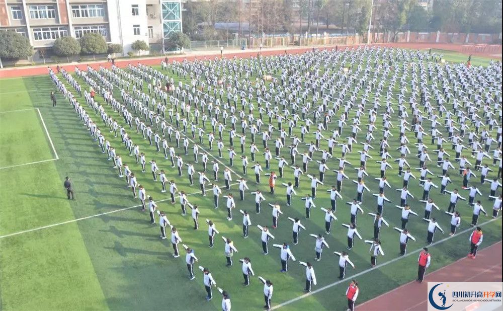 成都十八中在校學(xué)生總?cè)藬?shù)是多少？