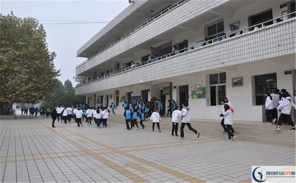 成都市太平中學(xué)在校學(xué)生總?cè)藬?shù)是多少？