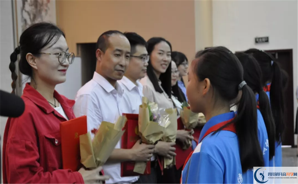川化中學(xué)在校學(xué)生總?cè)藬?shù)是多少？