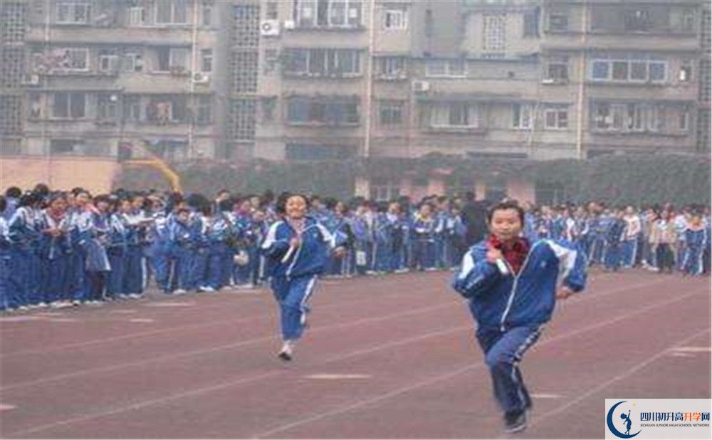 成都新世紀(jì)外國(guó)語(yǔ)學(xué)校在校學(xué)生總?cè)藬?shù)是多少？