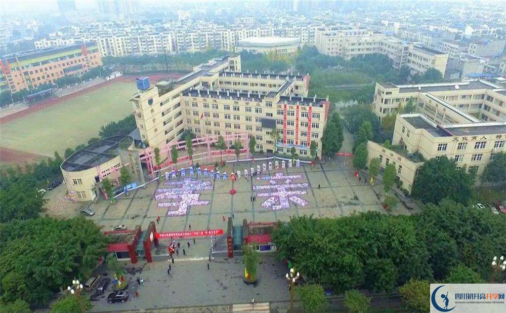 溫江二中在校學(xué)生總?cè)藬?shù)是多少？
