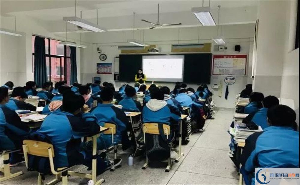 新都一中在校學生總?cè)藬?shù)是多少？