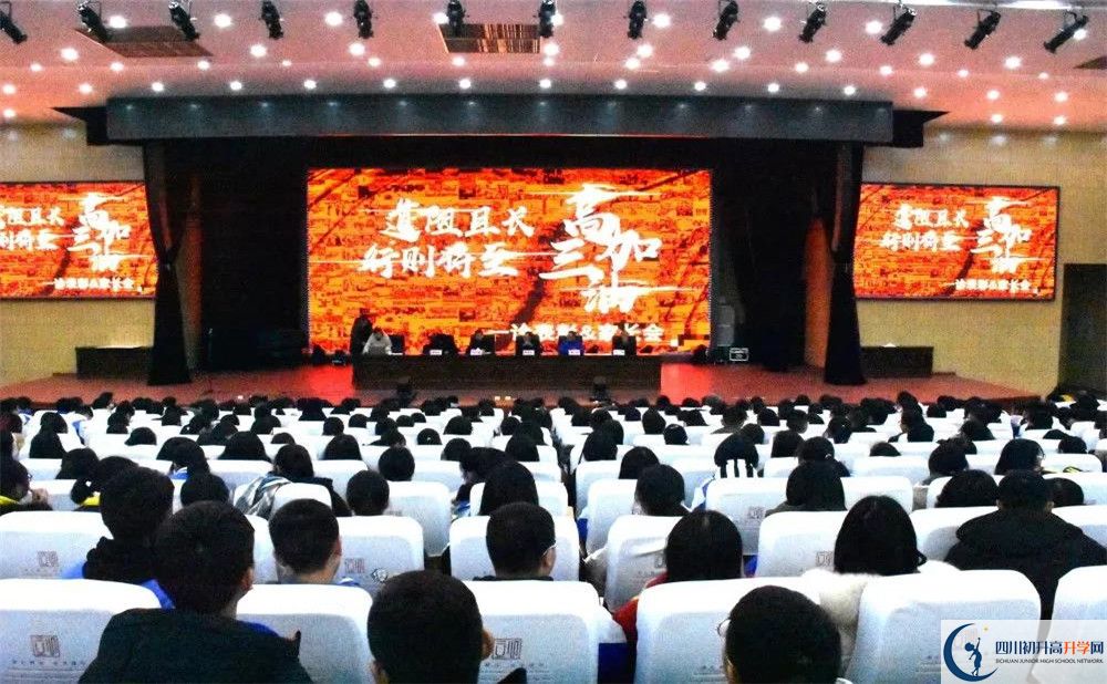 蒲江中學(xué)在校學(xué)生總?cè)藬?shù)是多少？
