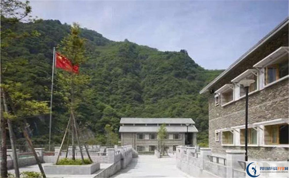 臥龍?zhí)貐^(qū)中學(xué)今年的錄取條件是否有變化？